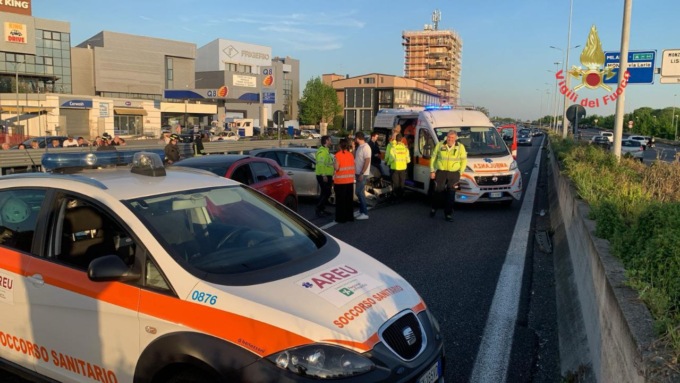 Scontro tra due autovetture e un furgone