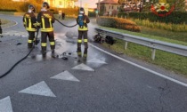 Dopo l'incidente, la moto prende fuoco: grave centauro