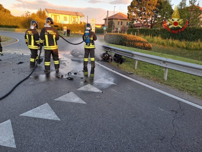 Dopo l’incidente, la moto prende fuoco: grave centauro