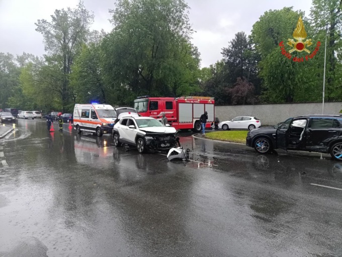 Incastrato nell’auto, estratto dai pompieri