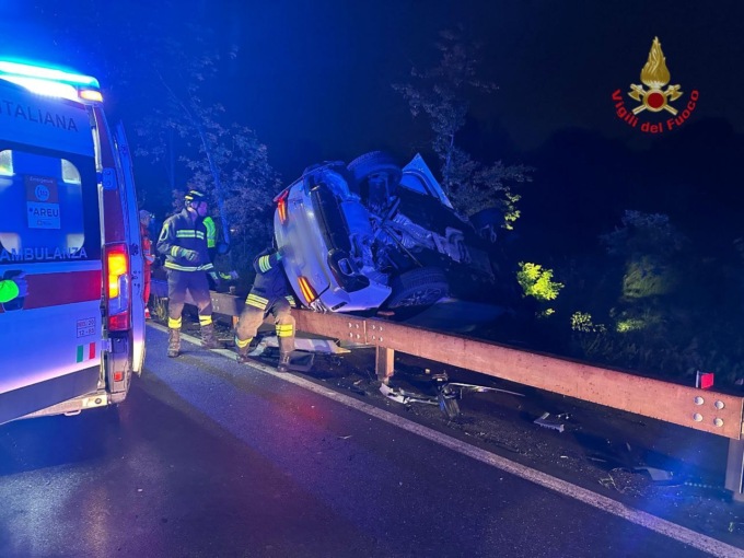 Biassono, l’auto finisce oltre il guardrail: due giovani soccorsi dai Vigili del fuoco