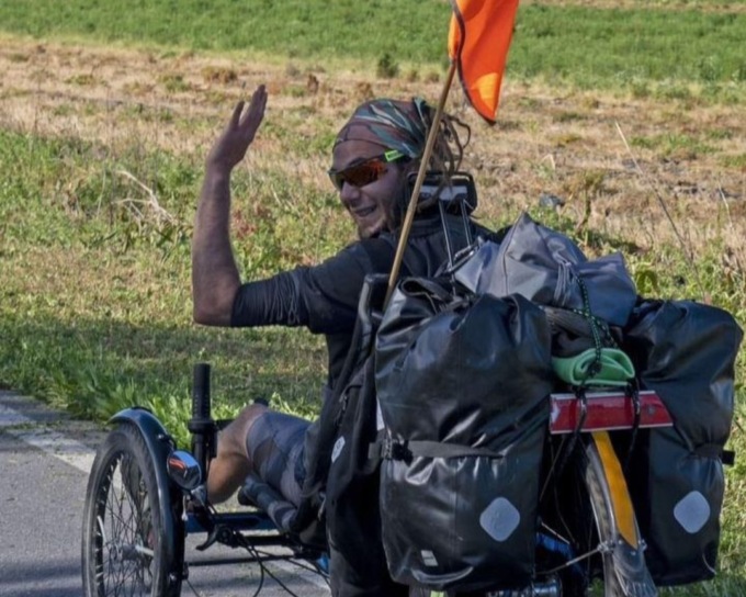 La storia del poeta giardiniere che sogna di raggiungere la Mongolia in bicicletta