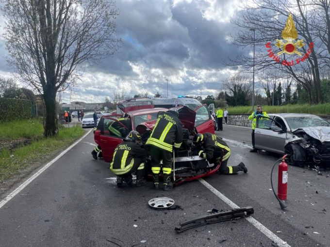 Tre persone in ospedale dopo uno scontro frontale tra due auto