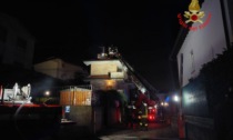 Vigili del fuoco al lavoro per un incendio a Costa Lambro