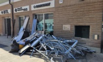Fanno saltare lo sportello bancomat: bottino da decine di migliaia di euro, filiale distrutta
