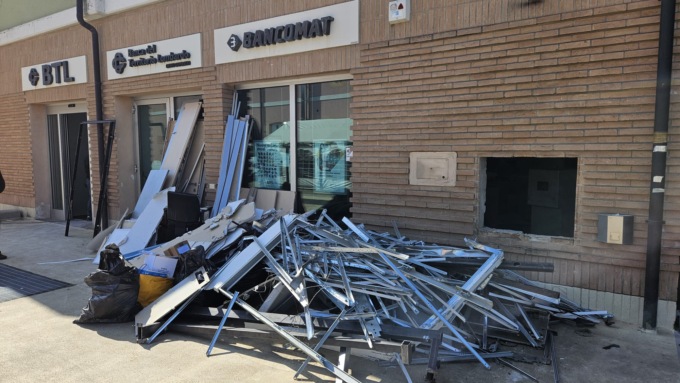 Fanno saltare lo sportello bancomat: bottino da decine di migliaia di euro, filiale distrutta
