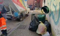 Abbandona i rifiuti in strada, sanzionato dalla Polizia locale