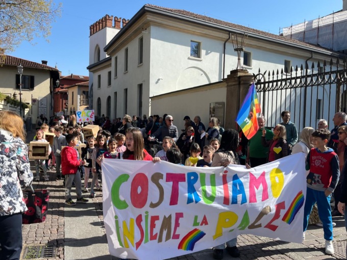 Bimbi in marcia per le vie della città per dire basta a tutte le guerre