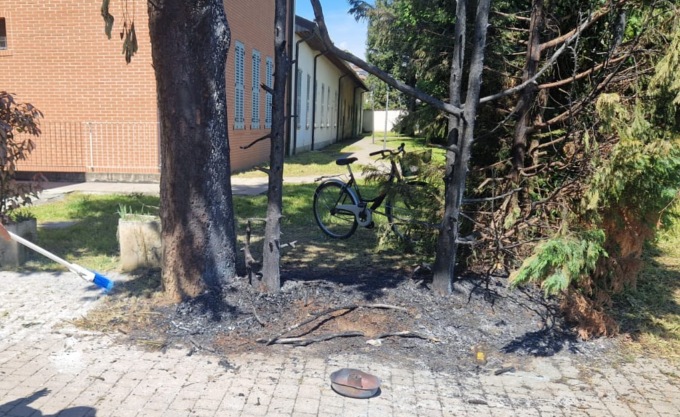 Danno fuoco agli alberi e scappano: vandali in azione in Villa Scaccabarozzi