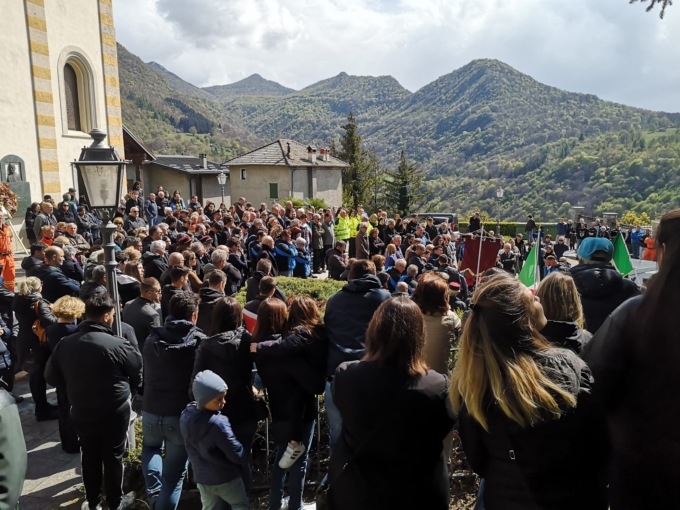 Esino si ferma per il commosso addio a Pierluigi Beghetto, l’assessore ucciso dal vicino di casa