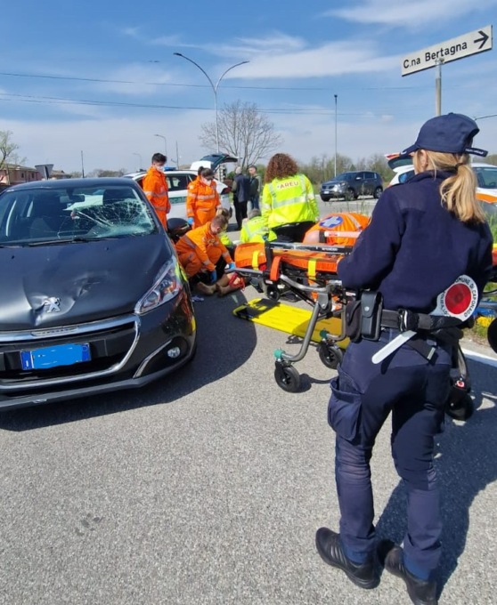 Scontro con un’auto all’incrocio, ciclista in condizioni serie