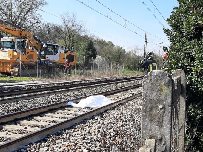 Giovane travolto e ucciso da un treno in transito