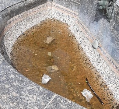 “Il degrado delle fontane: sempre spente e acqua maleodorante”