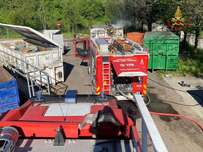 In fiamme alcuni cassoni della piattaforma ecologica di Meda
