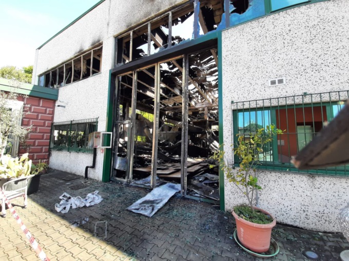 Devastante incendio a Lentate: distrutto un capannone