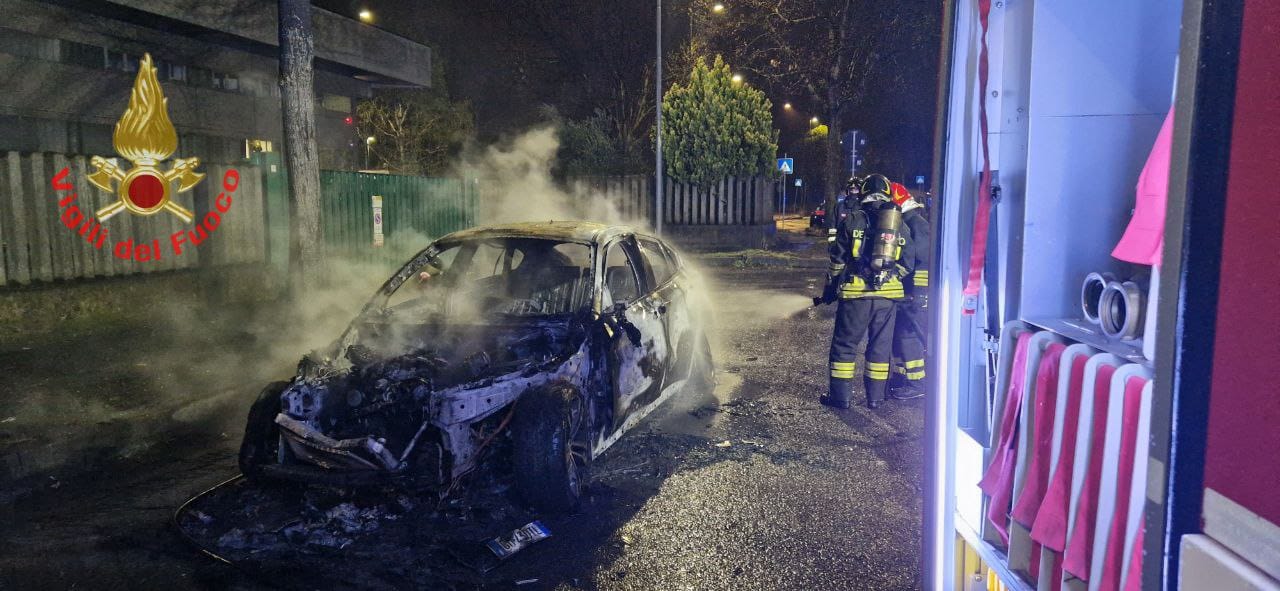 incendio auto nova milanese (1)