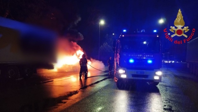 Auto a fuoco, intervengono i Vigili del Fuoco