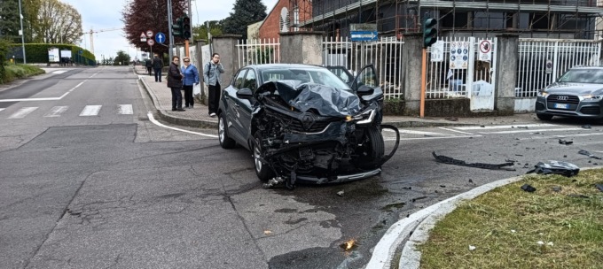 Violento schianto tra auto a Meda