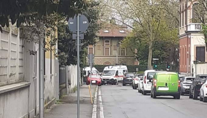 Quindicenne sul monopattino travolta da un’auto