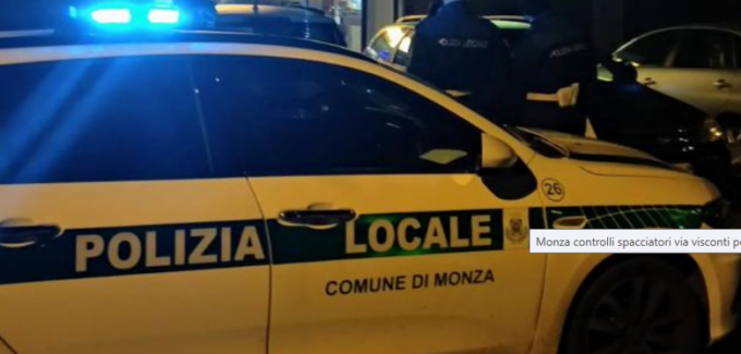 Motore acceso e musica ad alto volume nel cuore della notte
