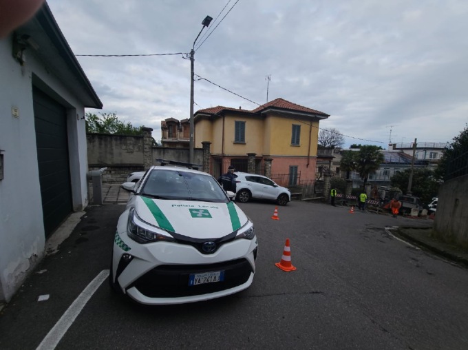 Cede il manto stradale, via Acquedotto chiusa
