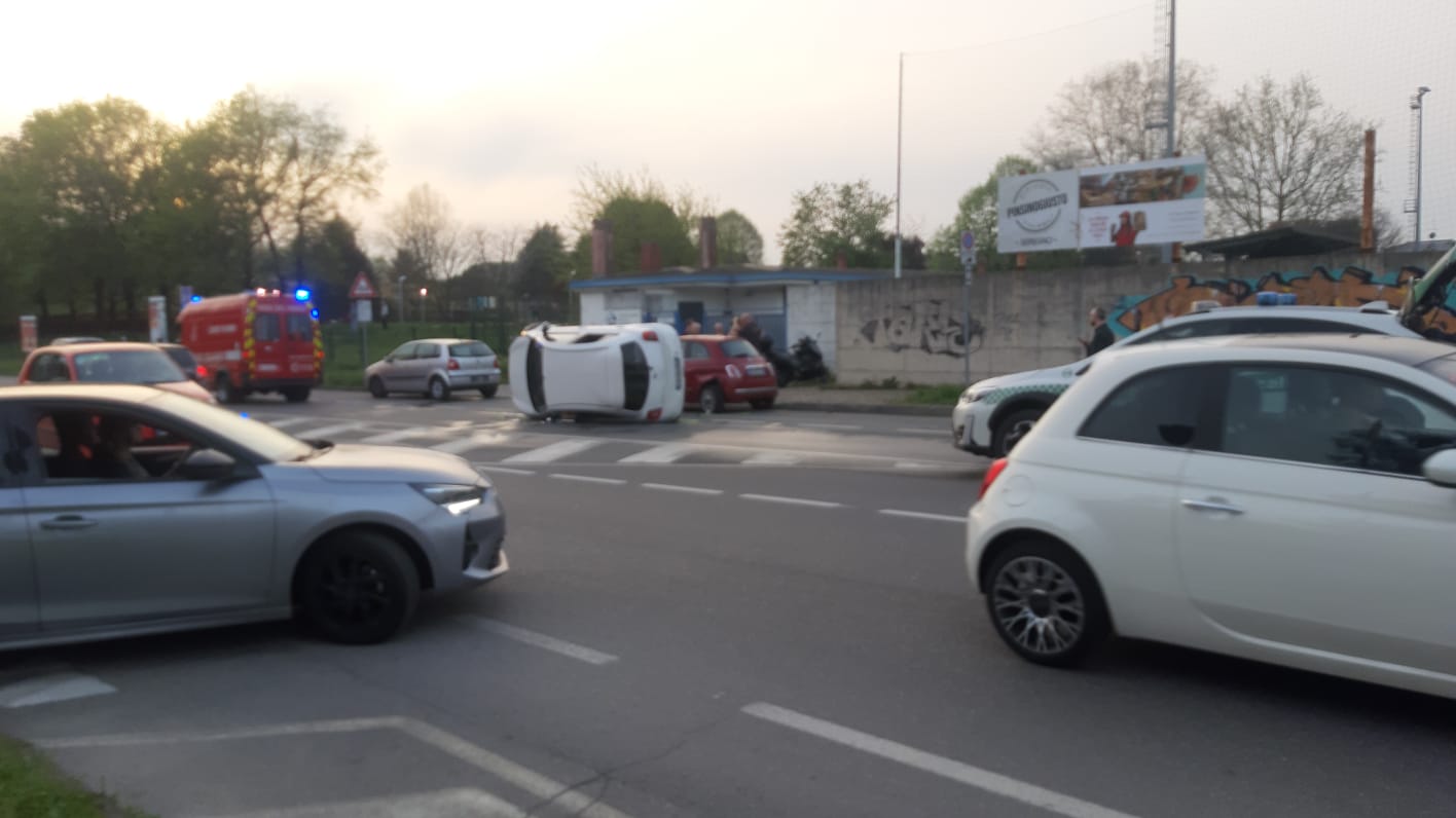 Schianto con l'auto e si ribalta: paura per una 19enne - Prima Monza