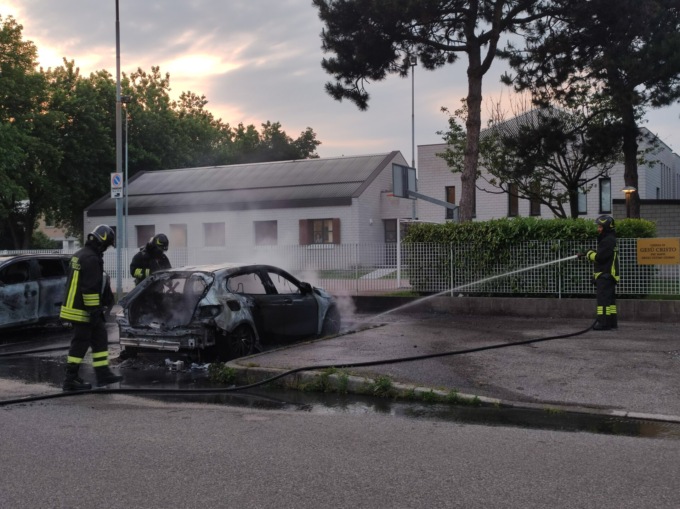 In fiamme due autovetture