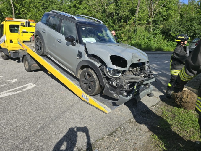 Scappa dai Vigili e si schianta: nell’auto sim e passamontagna