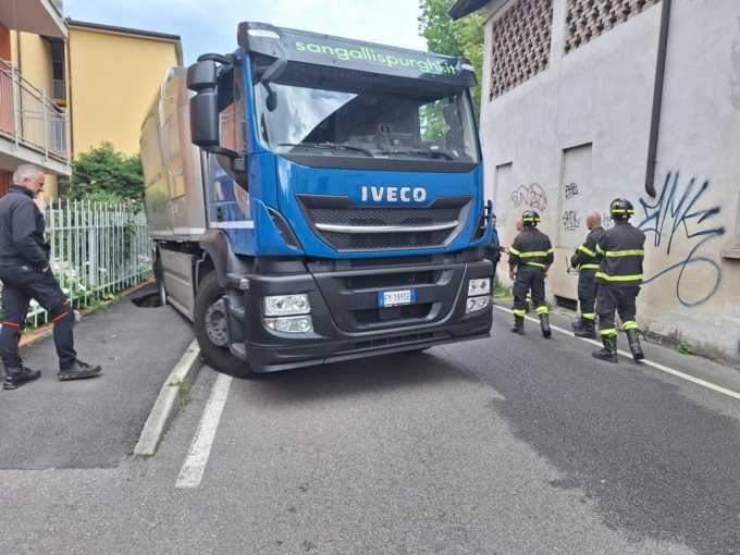 Il camion degli spurghi sprofonda in una buca