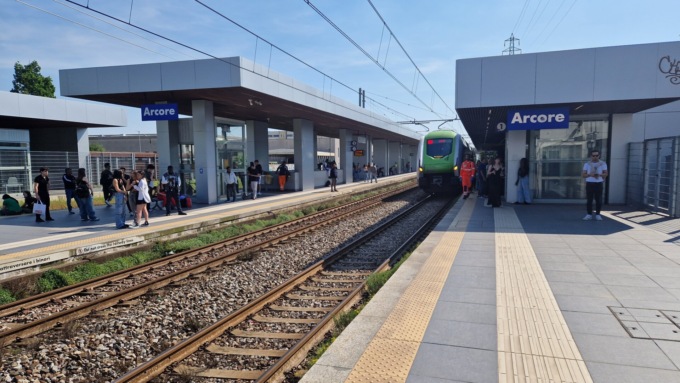 Manifestanti sui binari tra Carnate e Arcore, diversi treni cancellati