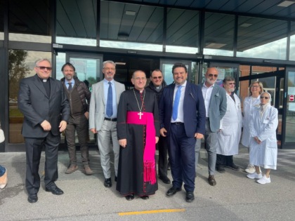 L’Arcivescovo Delpini all’ospedale Pio XI: l’incontro coi medici e la visita ai piccoli malati del reparto di Pediatria
