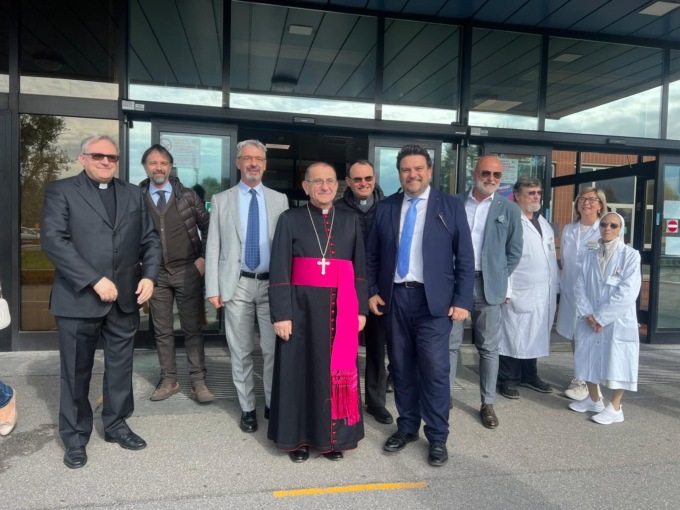 L’Arcivescovo Delpini all’ospedale Pio XI: l’incontro coi medici e la visita ai piccoli malati del reparto di Pediatria
