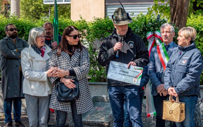 Il ricordo del compianto vigile resta vivo: consegnata la donazione alla memoria di Anselmo Crippa