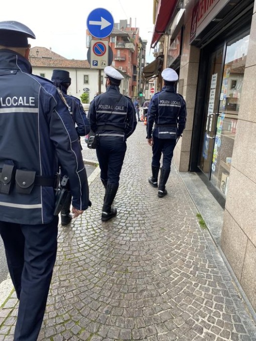 Ubriaca aggredisce gli agenti di Polizia locale e i poliziotti della Questura