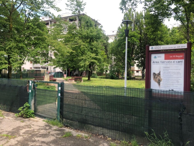 «Troppi guaiti e odori dall’area cani di via Tirso». Residenti ne chiedono la chiusura o il trasloco