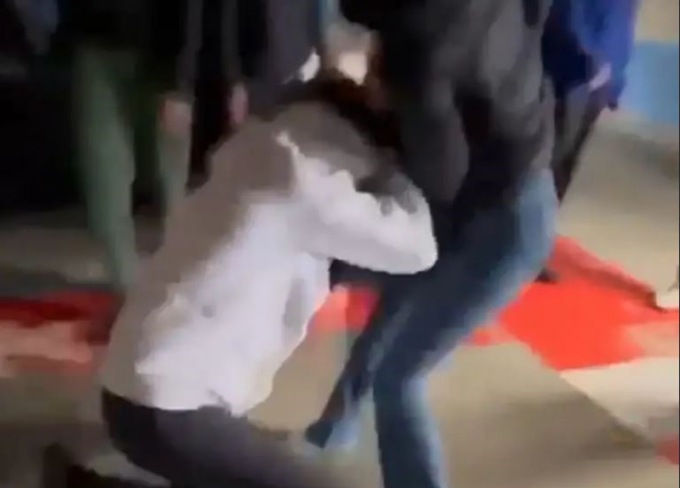 Violenta aggressione fuori dalla discoteca: tre amici presi a calci e pugni