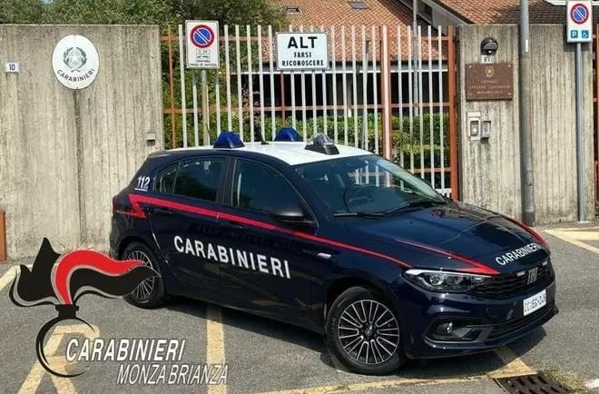 Aggredirono e sequestrarono un uomo nel bagno di un bar: tre arresti