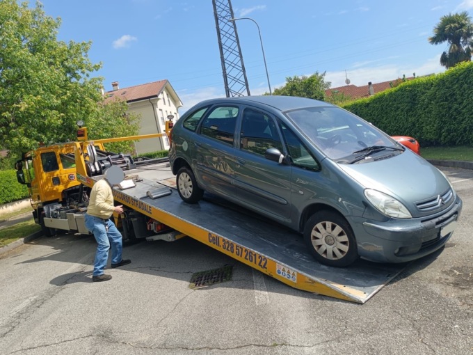 Operazione “Arcore sicura”: rimosse una ventina  di automobili abbandonate e senza assicurazione