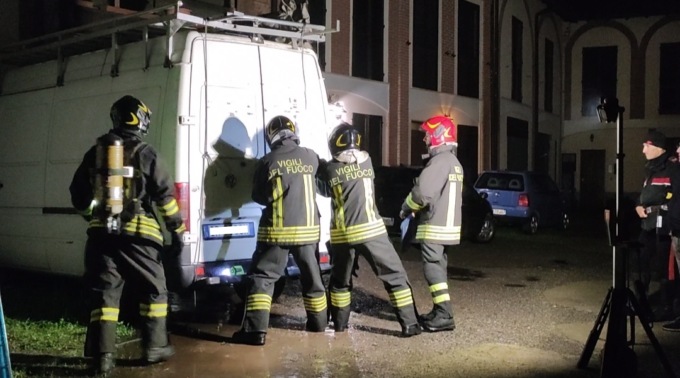 Rogo nella notte, a fuoco un furgone