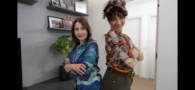 Due creative caratesi protagoniste a “Cortesie per gli ospiti”