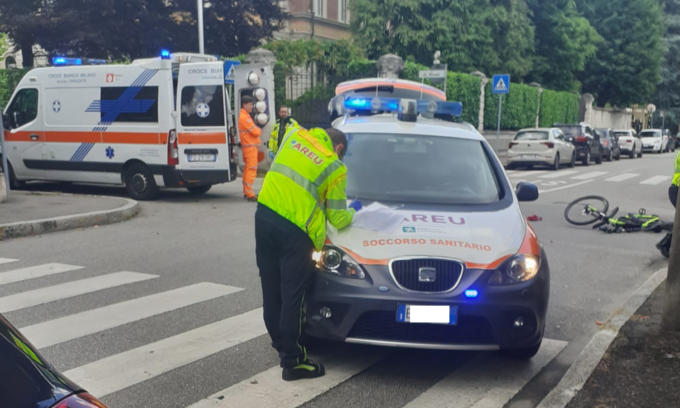 Scontro con un furgone: paura per un ciclista di 19 anni