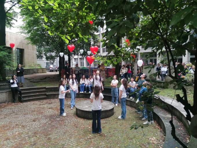 Palloncini a forma di cuore in memoria di Marta