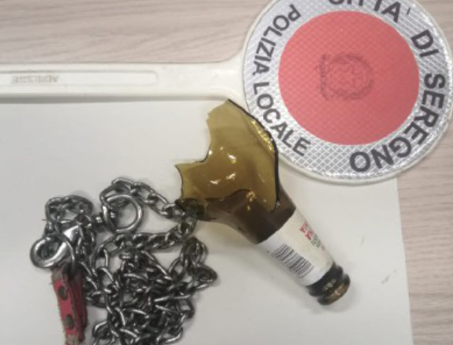 Cerca di ferire il rivale con una bottiglia rotta
