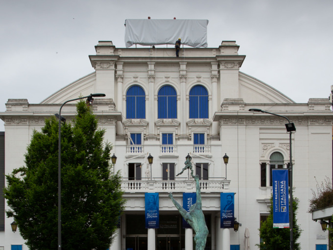 La città incredula davanti alle suore acrobate che si calano dal tetto del teatro