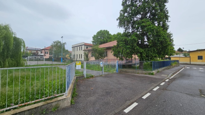 Prendono in “ostaggio” gli adulti e tengono in scacco la palestra della scuola