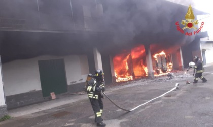 Incendio a Cesano, quattro squadre dei pompieri sul posto. Tre feriti soccorsi