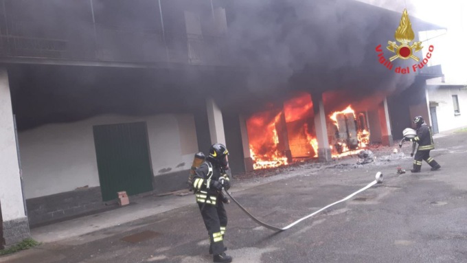 Incendio a Cesano, quattro squadre dei pompieri sul posto. Tre feriti soccorsi
