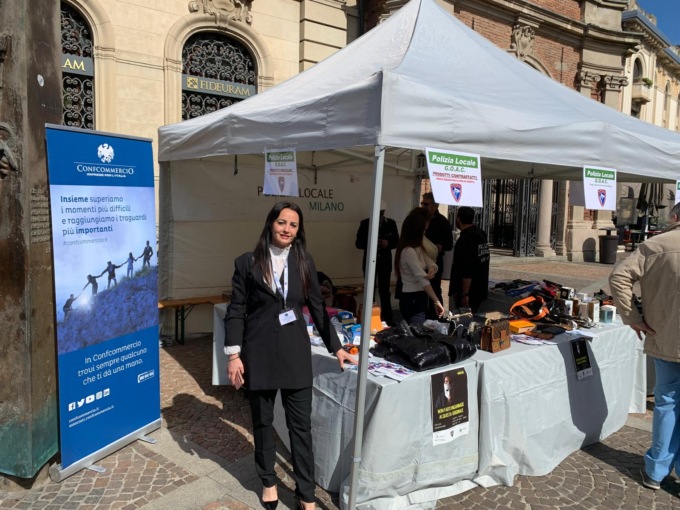 In piazza San Paolo a Monza il gazebo anti contraffazione