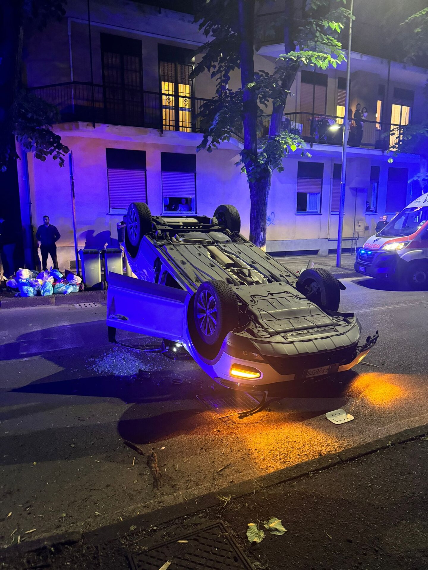 Vimercate incidente auto ribaltata via Pellizzari