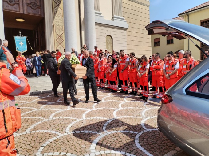 Volontari in divisa e sirene spiegate per l’ultimo saluto a Giuseppe Sardi